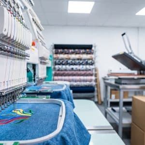 Thêu vi tính theo yêu cầu – Giải pháp tạo logo, họa tiết chuyên nghiệp cho shop thời trang & đồng phục Thêu vi tính theo yêu cầu tại xưởng INTERPRINT – máy thêu công nghiệp chuyên nghiệp