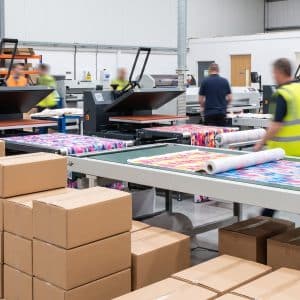 Balo in hình theo yêu cầu – Giải pháp quà tặng và sản phẩm thương hiệu cho doanh nghiệp Xưởng in balo in hình theo yêu cầu với công nghệ in chuyển nhiệt hiện đại