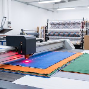 Dịch vụ cắt laser vải: Giải pháp cắt chính xác cho xưởng may và shop thời trang Dịch vụ cắt laser vải chính xác tại xưởng in INTERPRINT