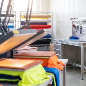 In đồng phục thể thao: Hướng dẫn chọn công nghệ in và vải phù hợp cho đội nhóm, CLB Xưởng in đồng phục thể thao chuyên nghiệp với công nghệ in chuyển nhiệt hiện đại