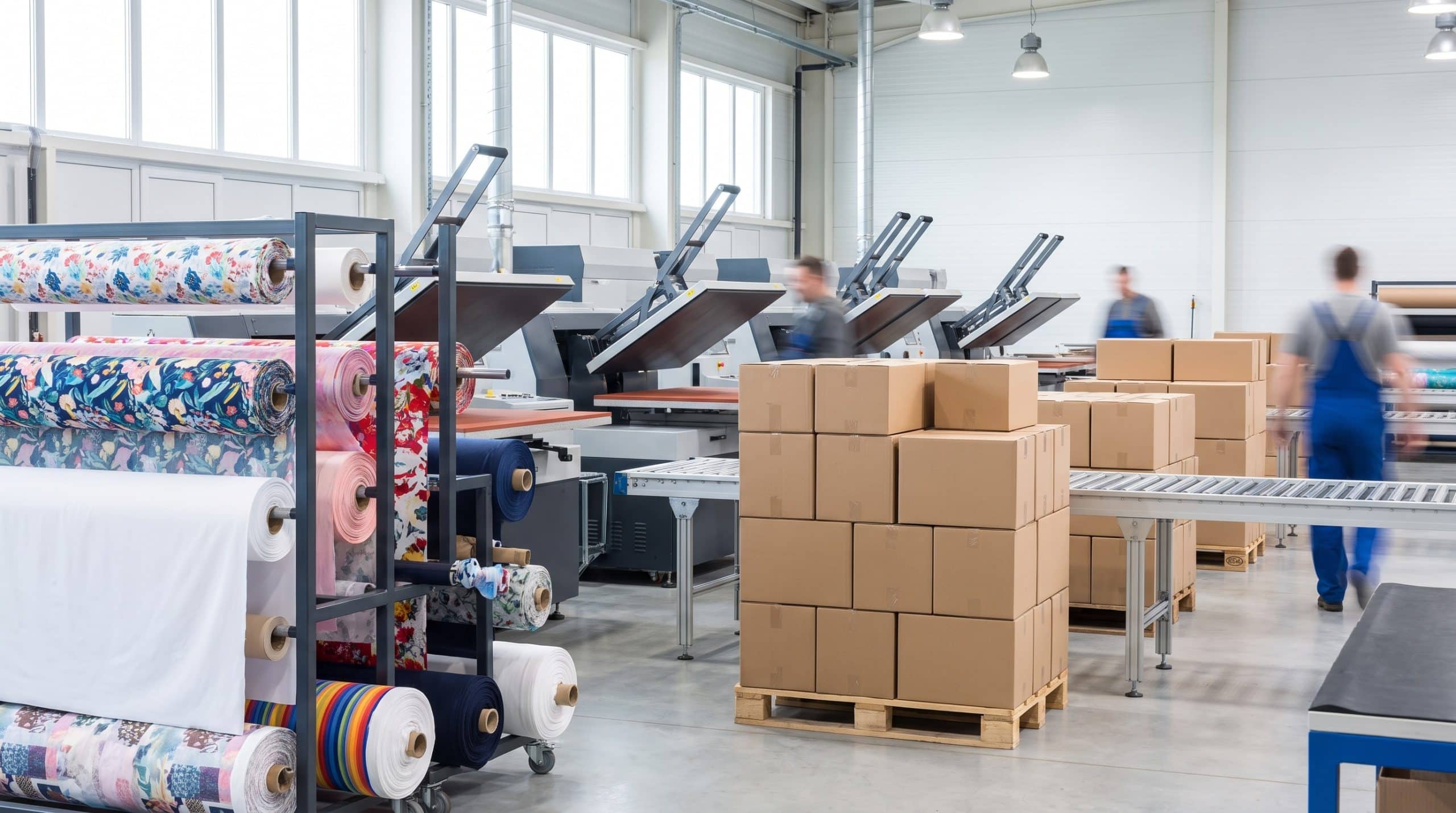 In gấu bông theo yêu cầu – Hướng dẫn chọn công nghệ và đối tác sản xuất phù hợp Xưởng in gấu bông theo yêu cầu với công nghệ in chuyển nhiệt hiện đại tại INTERPRINT
