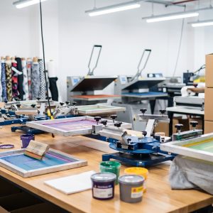 In lưới thủ công – Phương pháp in truyền thống cho sản phẩm thời trang chất lượng cao Kỹ thuật in lưới thủ công silk screen tại xưởng in INTERPRINT