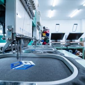 Thêu vi tính logo công ty: Giải pháp nâng tầm thương hiệu chuyên nghiệp Máy thêu vi tính logo công ty tại xưởng in chuyên nghiệp INTERPRINT
