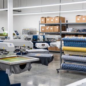 Xưởng In Lưới Chuyên Nghiệp – Hướng Dẫn Chọn Đối Tác In Ấn Cho Shop & Xưởng Sỉ Xưởng in lưới chuyên nghiệp với máy móc hiện đại và quy trình sản xuất chuẩn
