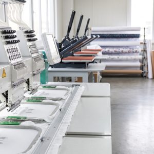 Xưởng thêu vi tính uy tín - Chọn đối tác sản xuất thế nào để tối ưu chi phí và chất lượng? Xưởng thêu vi tính hiện đại với máy móc chuyên dụng sản xuất đồng phục