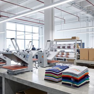 In áo thun lẻ theo yêu cầu TPHCM – Giải pháp cho shop & dropshipper Xưởng in áo thun lẻ theo yêu cầu tại TPHCM với máy in chuyển nhiệt hiện đại